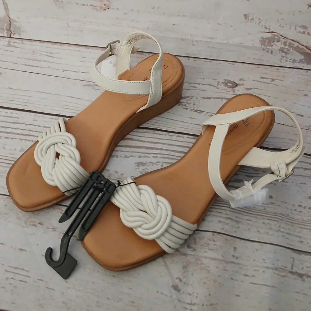Time and Tru women's vinyl knot wedge sandals Bone size 11